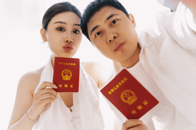 “爱笑兄弟”肖旭结婚，与女友恋爱7年在北京领证，老婆长相出众封面图