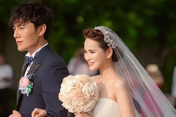 秦昊被伊能静点名总结婚姻真谛:“就过呗,还能离咋地”封面图