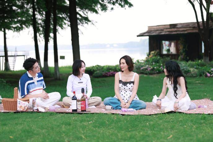 卢靖姗做客《温暖的客栈·元气篇》,携手蒋梦婕、黄英开启初夏松弛之旅,揭秘日常幸福封面图