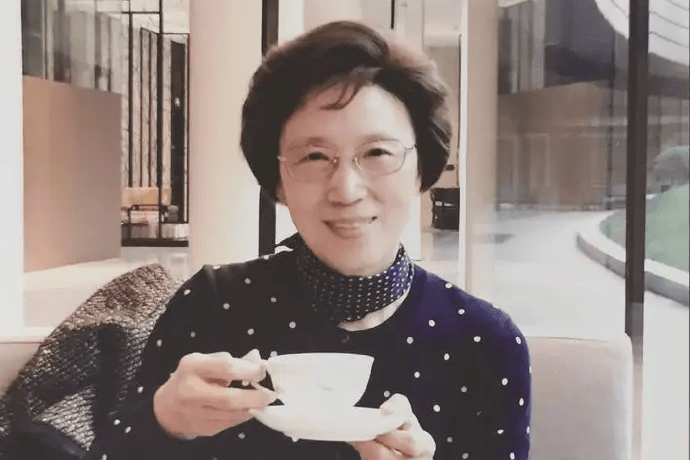 董卿母亲因癌症去世 父亲发文悼念：希望你常回家看看封面图