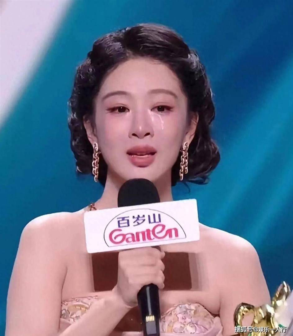当年被宋丹丹劝“长这样别演了”的杨紫，拿了白玉兰视后第一句喊爸妈封面图