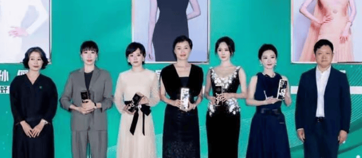 任素汐白玉兰奖输给杨紫不遗憾,跨界开唱口碑好,谢娜又被吐槽封面图