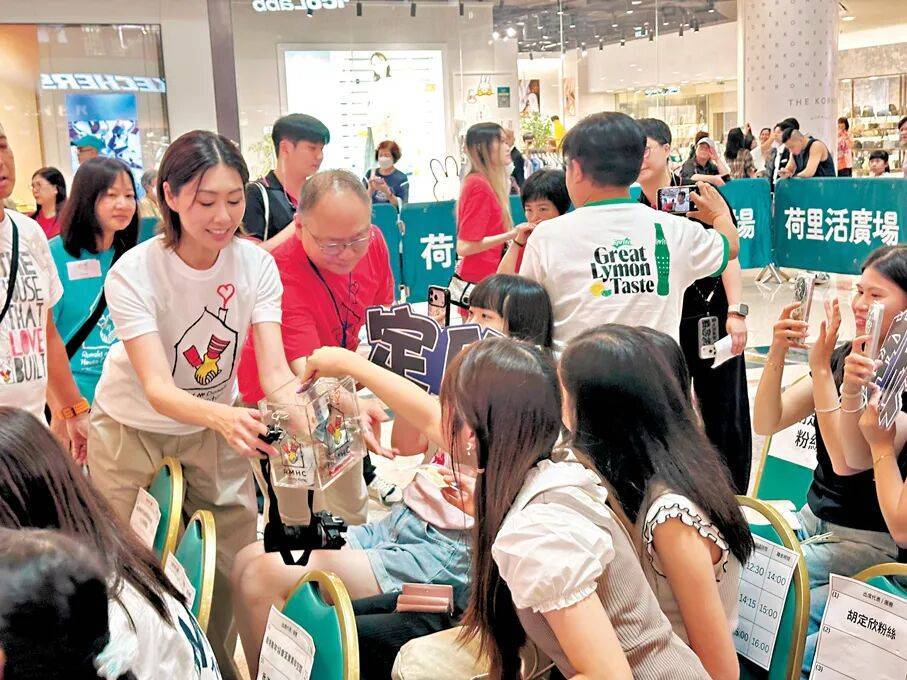 TVB视后胡定欣国外旅游不算蜜月，与多位圈内好友同行，没机会“造人”封面图