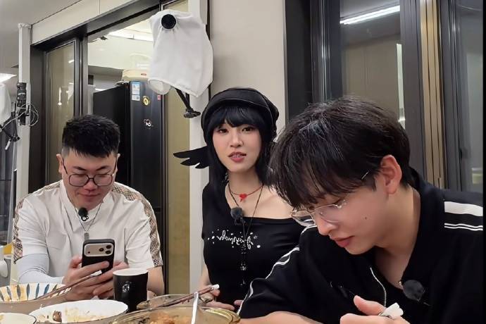 演员黄灿灿自曝不到十天胖了七斤，发文表示：体重方面我会注意的封面图