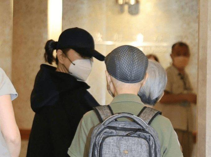 林青霞被拍到抵达医院 低调探望资深电影人施南生封面图