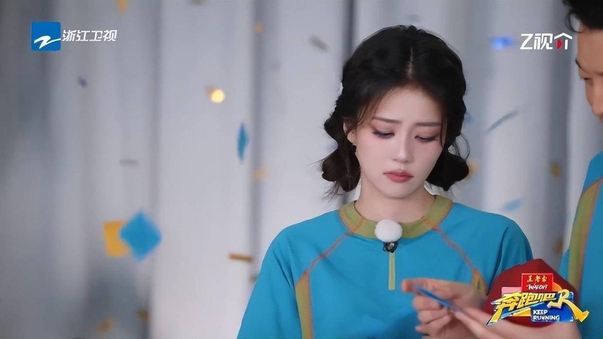 《奔跑吧14》收官白鹿看到观众留言贴纸感动落泪封面图