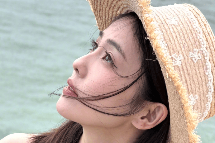 白鹿进组《开到荼蘼》前夕晒海边随拍，碎花泳衣尽显少女感封面图