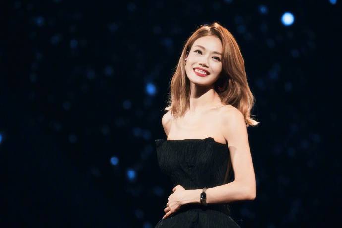 容祖儿《国乐无双》惊艳登场！唯美流苏长裙，全新演绎粤语版《蓝旗袍》封面图