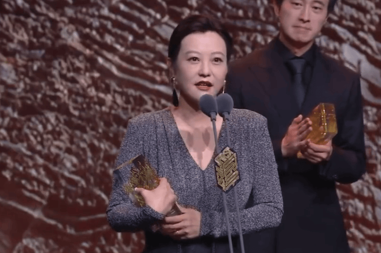 郝蕾从业30多年来第一次领电影表演奖：你们能相信吗，这是我的FIRST封面图