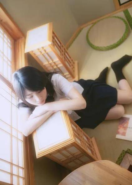 床上有个好莱坞封面图